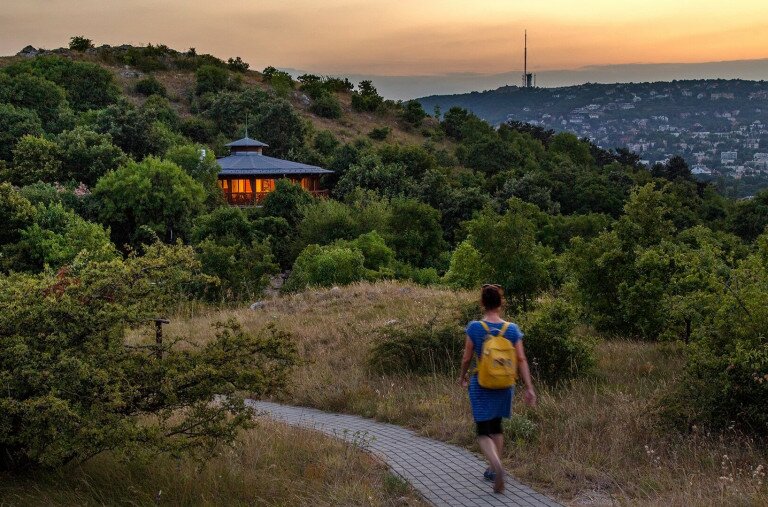 A naplemente már csak a ráadás – alkonyati túra a Sas-hegyen