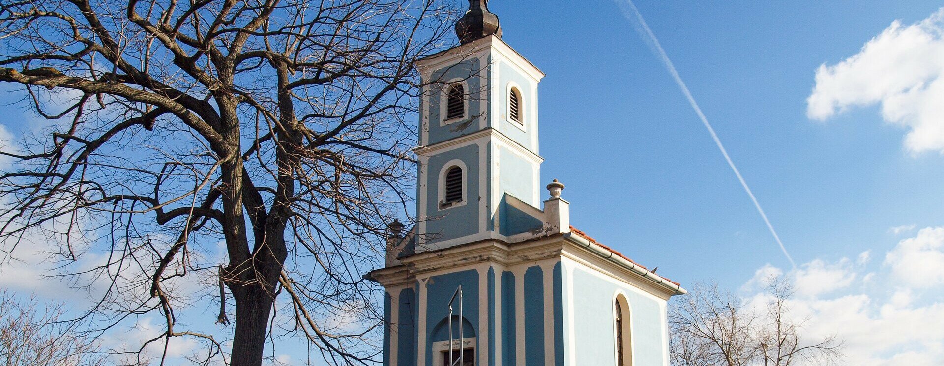 Kék kápolna őrködik a szekszárdi szőlődombok felett – Mausz-kápolna