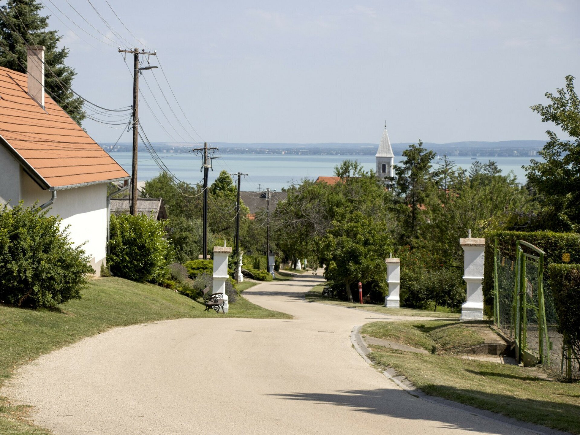 Gyalogszerrel a „Királynék városától” a Balatonig