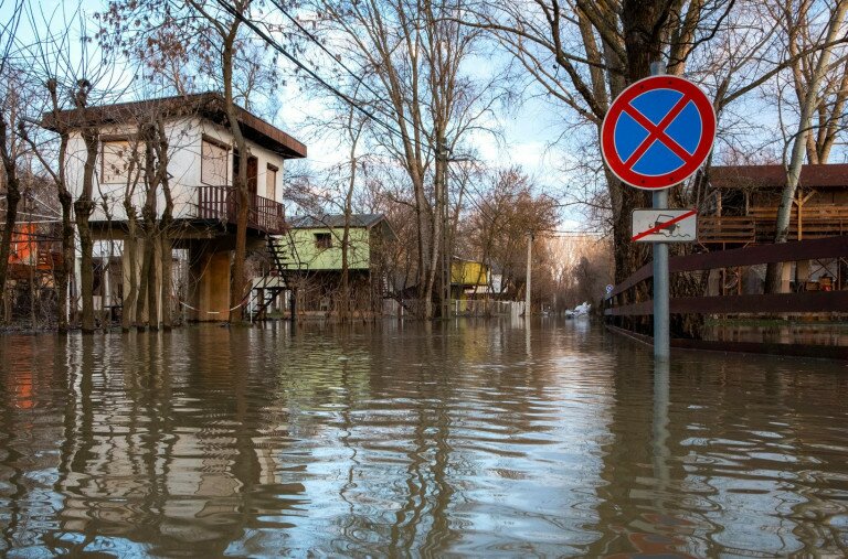 Esti séta az áradó Tiszában