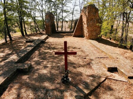 Egy semmivé lett település utolsó hírmondója – Csomorkányi templomrom
