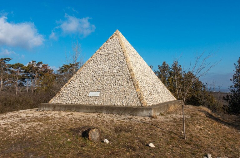 Kirándulás a magyar piramishoz, avagy kastélytúra extrákkal