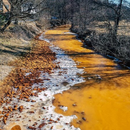 Még mindig ömlik a szennyezett bányavíz a Sajóba