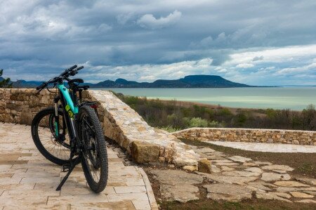 Tekerj el a Balatontól: kerékpáros túrák a tó nyugati csücskében