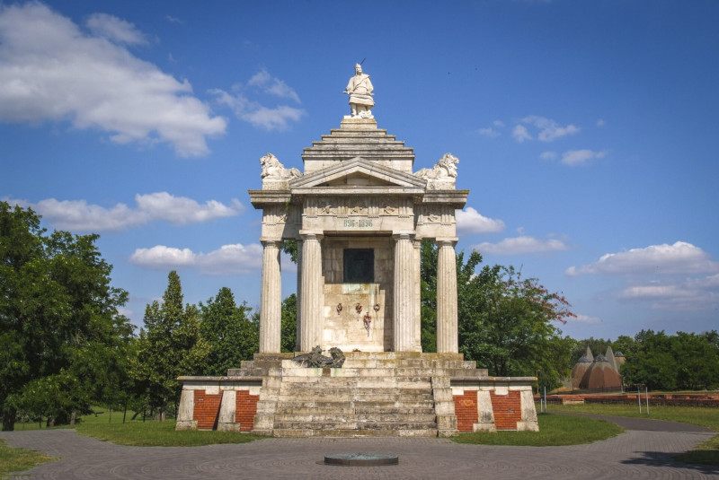 01 Ópusztaszer Árpád-emlékmű 01 FOTO Ópusztaszeri Nemzeti Történeti Emlékpark