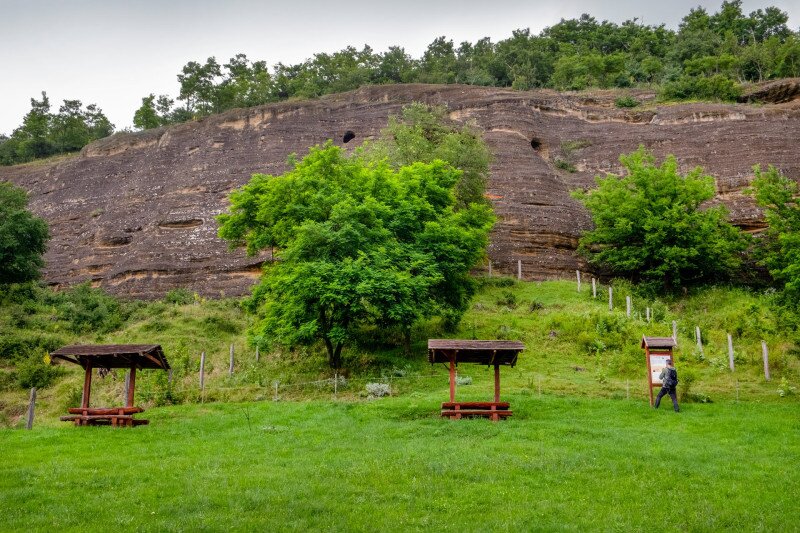 02-03 a kőfal padokkal információs tábla FOTO Vörös Attila