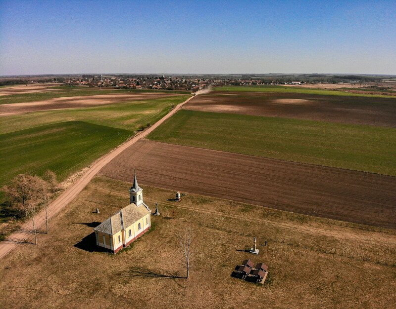 _0241_Vodica-kápolna a háttérben Katymár házai-FOTO-