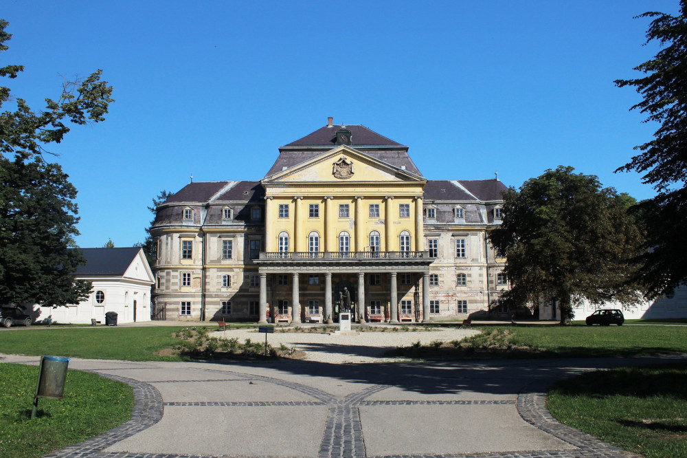 02-A kastély előtti utcán