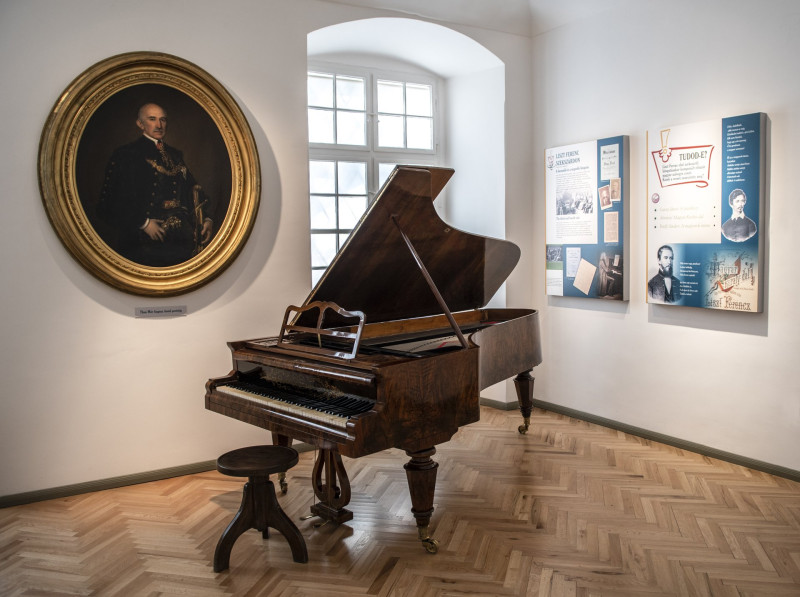 03 03 szekszard_muzeumbelso_liszt_zongoraja