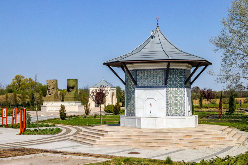 04 3615 Magyar–Török Barátság Park két hatalmas bronzfejjel