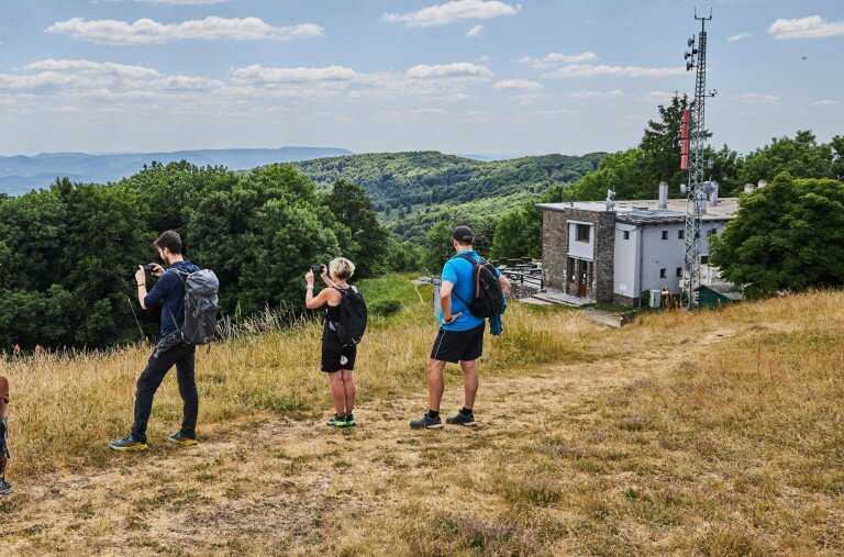 Újra van élet a Nagy-Hideg-hegyen – megnéztük a felújított turistaházat (videó)