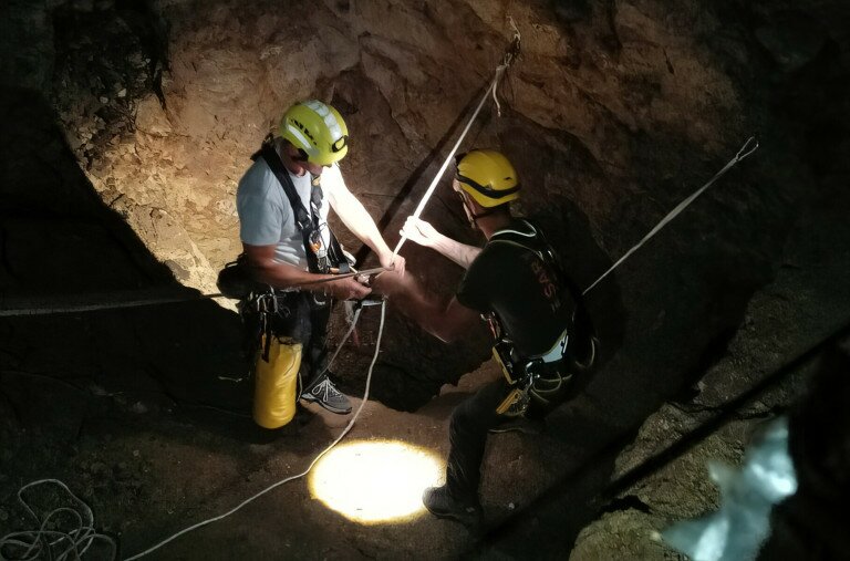 Százméteres mélység fölött lógott egy órán keresztül a bányában rekedt férfi
