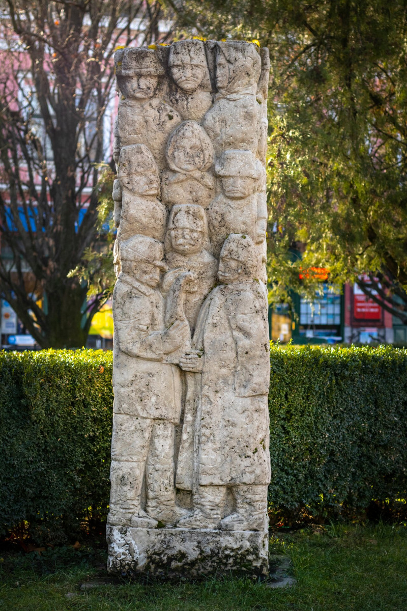 09 10 x 031 Örökváltság-emlékoszlop