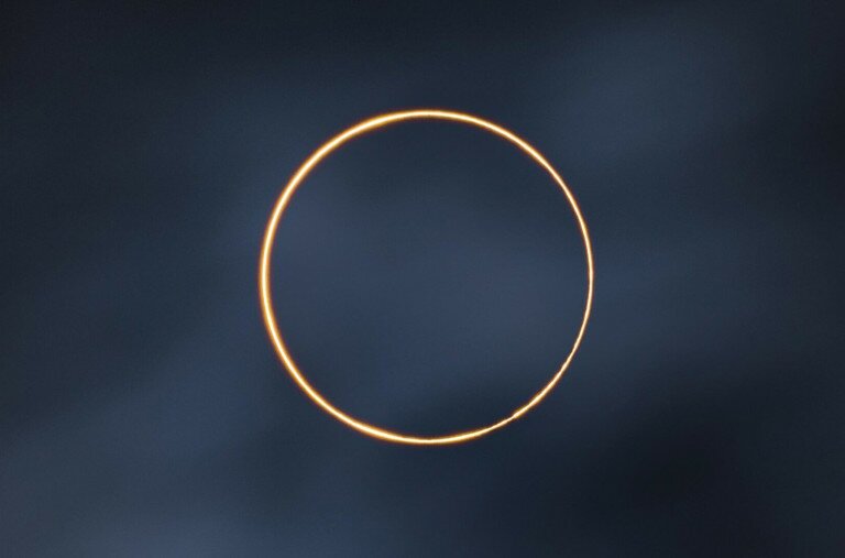Égbolton ékeskedő aranygyűrű világít a világ legjobb asztrofotóján