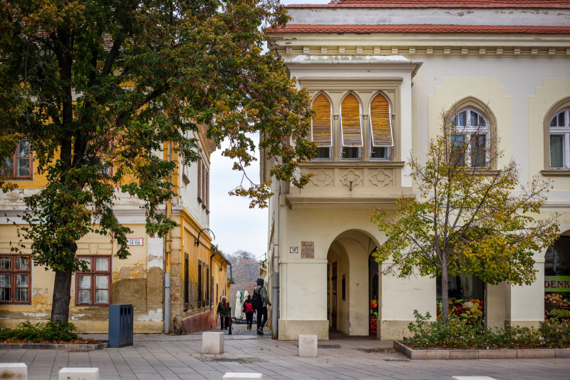10 032 Főtér részlet kis utca redőny