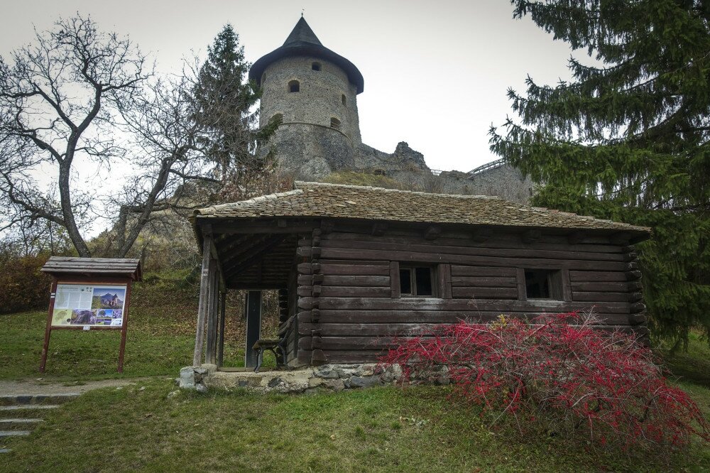 10 Somoskői vár előtérben a Petőfi-kunyhóval