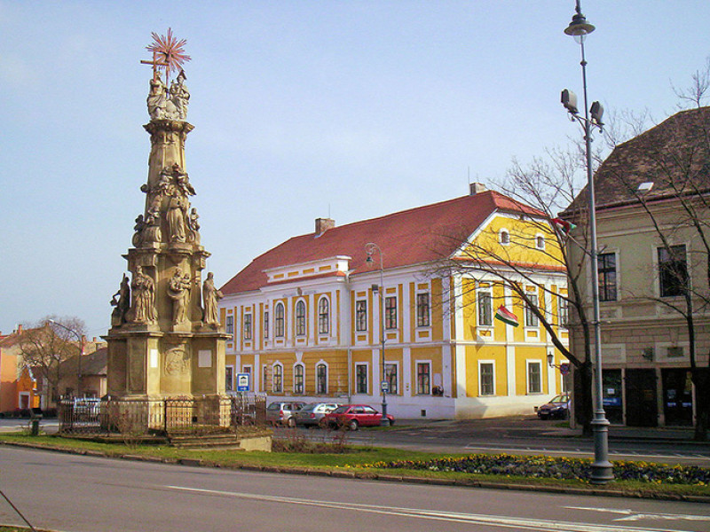 1280px-szentharomsag_szobor_bonyhad.jpg