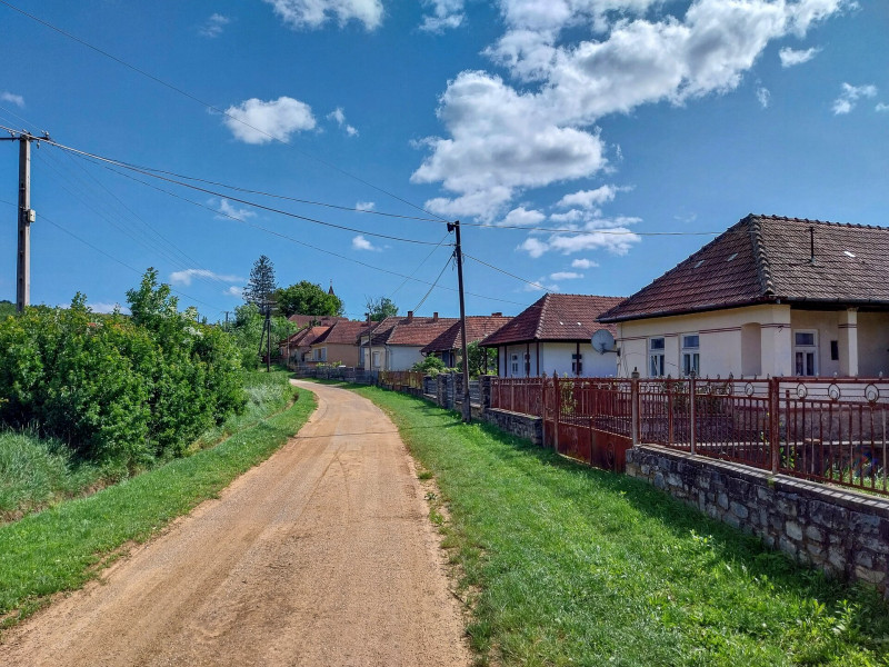 12. Rakacaszend, háttérben a fatornyos kis műemlék templom