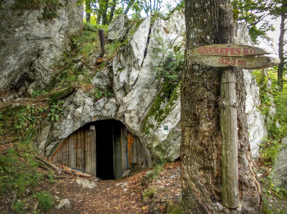14. a Cserepeskői barlangszállás a természetjárók kultikus bivakhelye