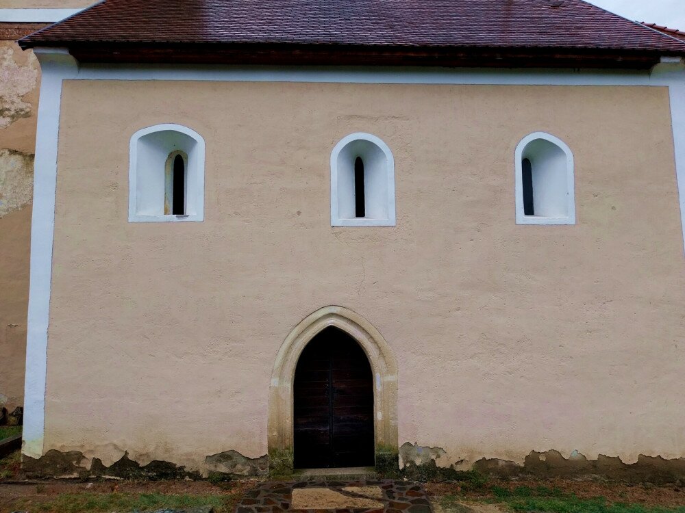16. a lőrés-szerű ablakok és az alacsony, kőkeretes ajtó tipikusan Árpád kori stílusjegyek