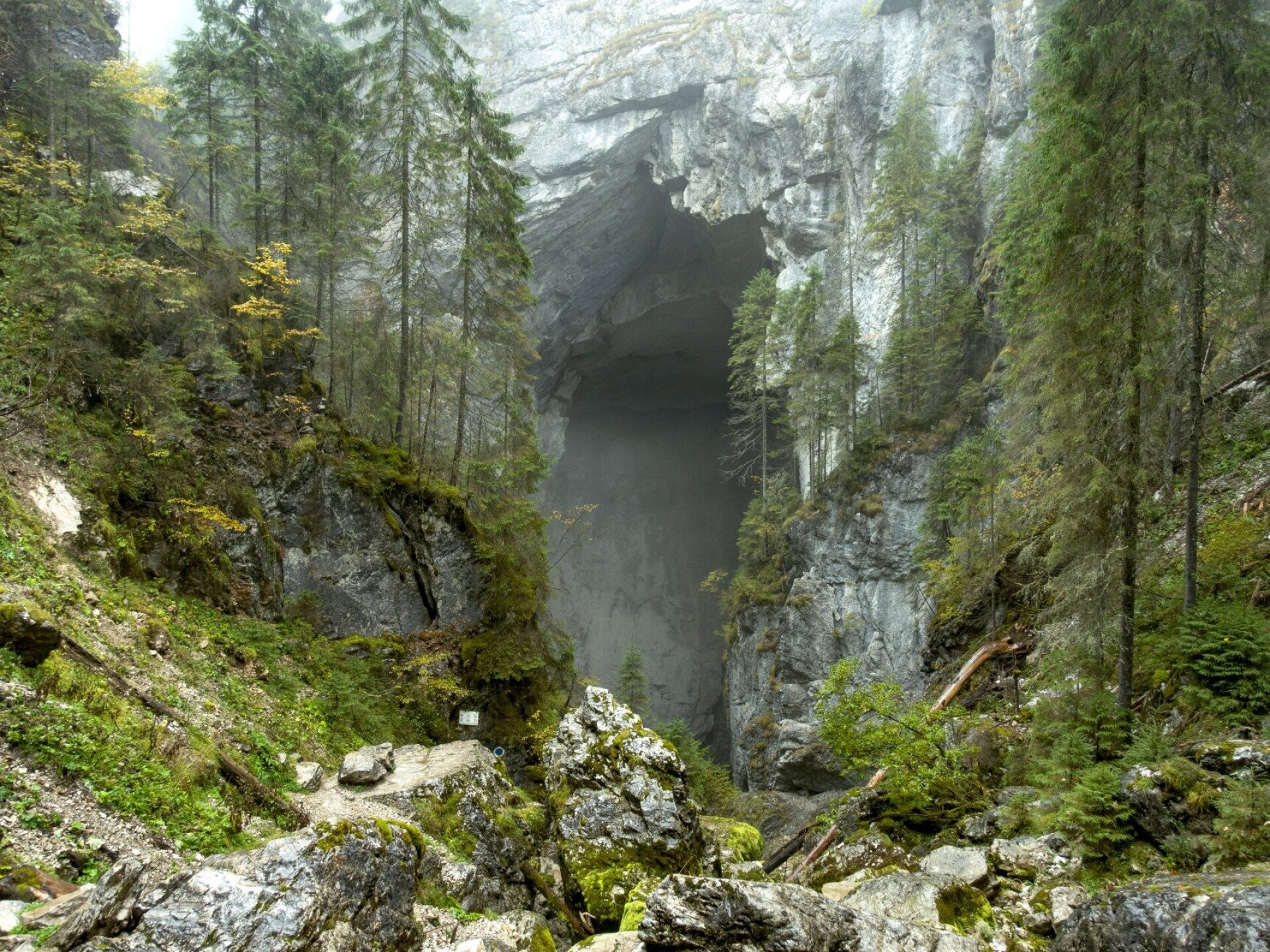 Az „Alvilág kapuját” rejtik a Csodavár lenyűgöző sziklafalai