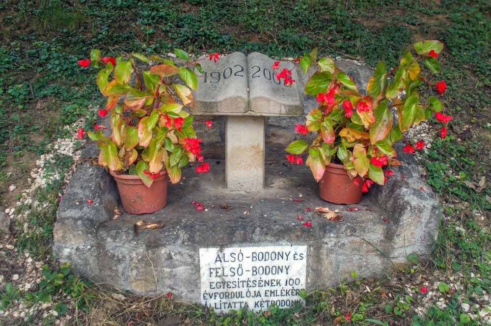 18. a főút szélén aprócska emlékmű emlékeztet Alsó és Felső-Bodony egyesülésére