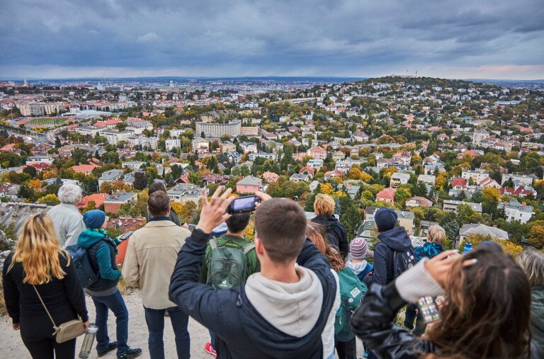 Csikófarkfiúk a felszínen, földrengések a mélyben – a Sas-hegy titkai