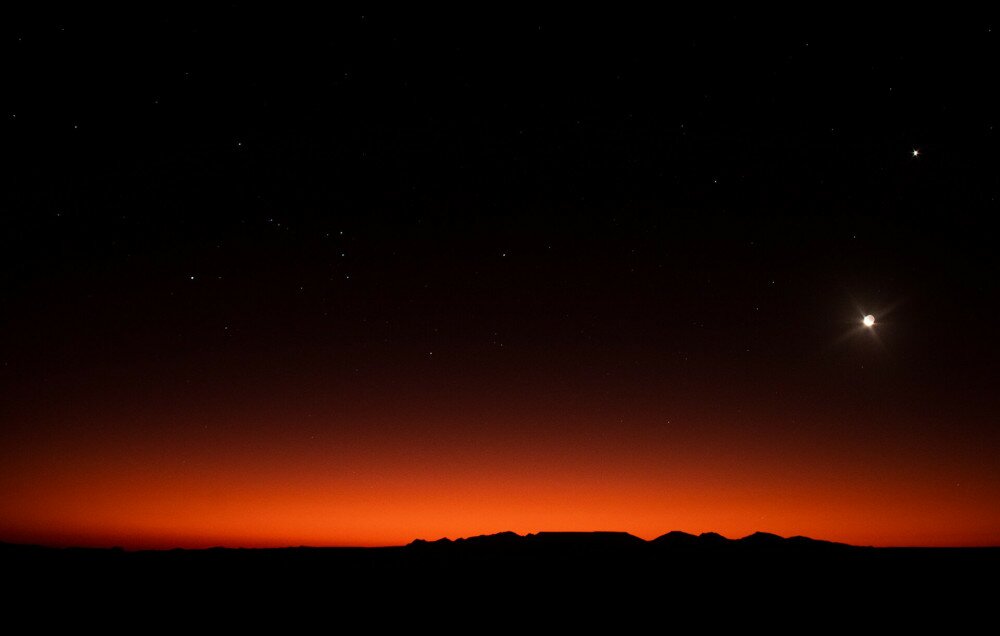 23. Naplemente a Gamsberg felett, Holddal, Vénusszal és az Orion csillagkép csillagaival