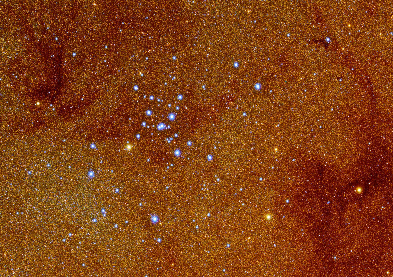 25. Namíbia Gyémántjai arany szőnyegen, a Messier 7-es nyílthalmaz forró,kék csillagai