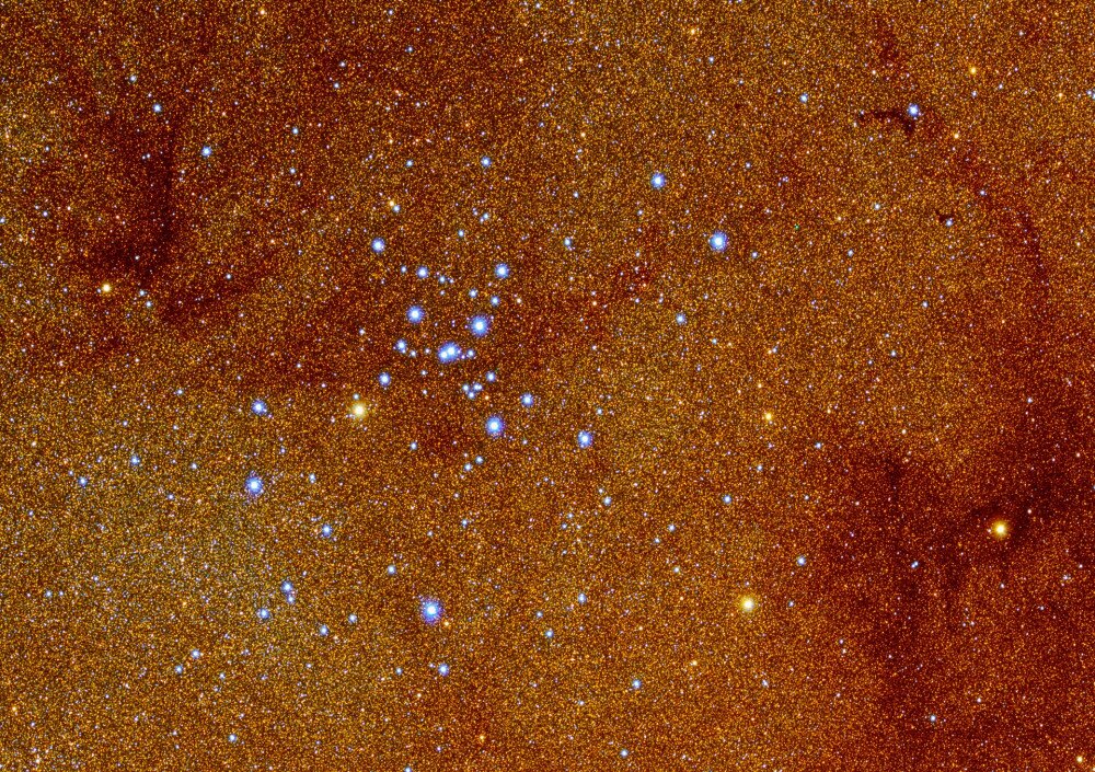 25. Namíbia Gyémántjai arany szőnyegen, a Messier 7-es nyílthalmaz forró,kék csillagai