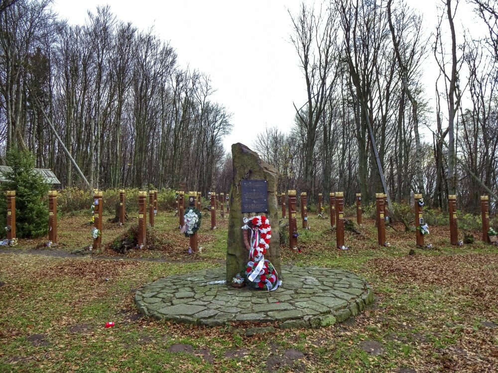 27. a Borsó-hegyi katonai emlékmű kopjafaerdeje