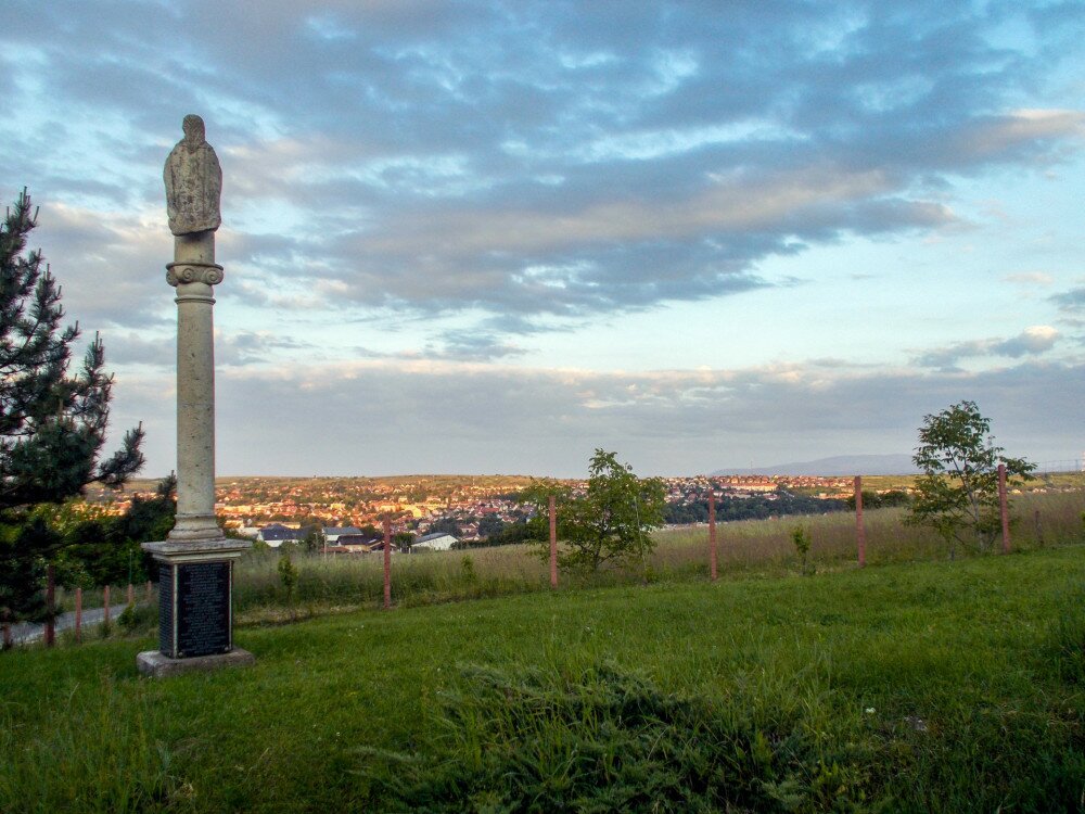 2. A Szent-Donát szobor, odalent Eger, távolban pedig a Kékes