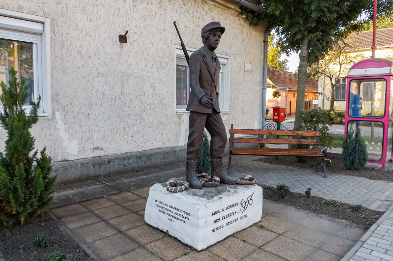2 Pesti srácok szobor Furán