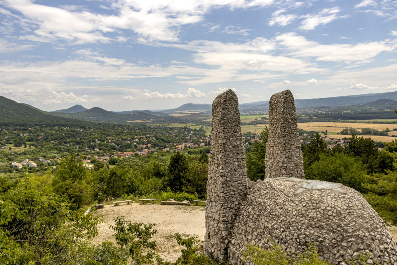 2 Pilisszántó, kápolna, a távolban a Ziribár és a Kevélyek