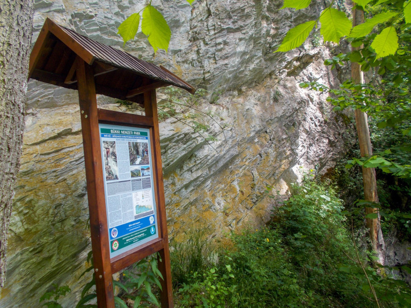 30. a Bükki Nemzeti Park tájékoztató táblája az Imó-kőnél