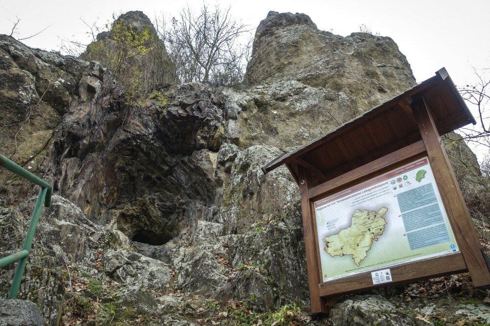 3 Még kis barlangot is találunk a Baglyas-kőnél