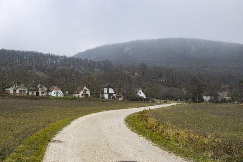 3 Piliscsév, Pincefalu