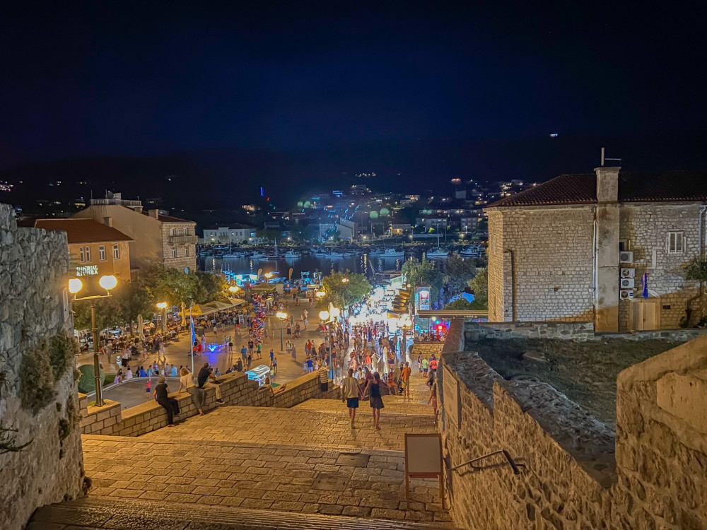 40. magával ragadó, nyüzsgő éjszakai élet, mediterrán hangulat Rab főterén