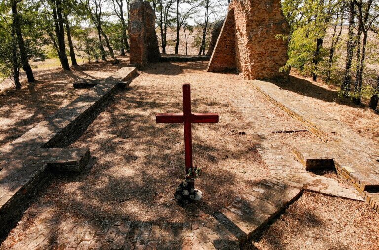 Egy semmivé lett település utolsó hírmondója – Csomorkányi templomrom
