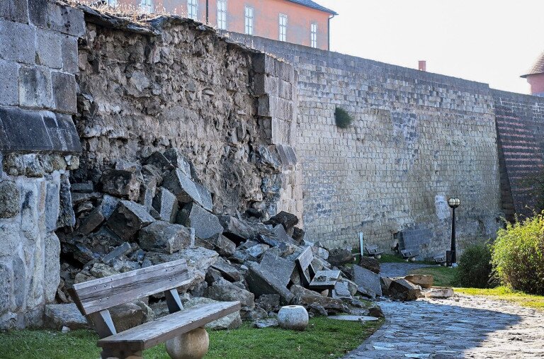 Leomlott az egri vár falának egy része