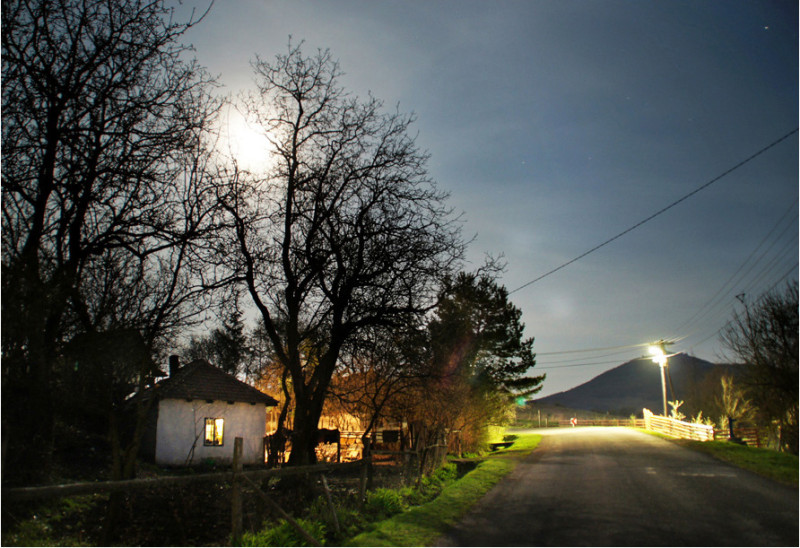 53-regec-elso-haz-holdvilag.jpg