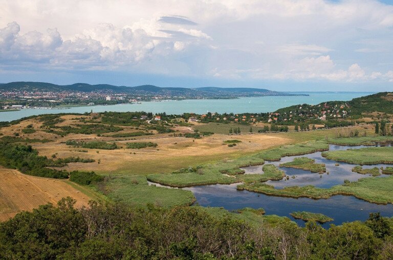 Különleges balatoni kilátók, ahol a panorámán túl más is vár