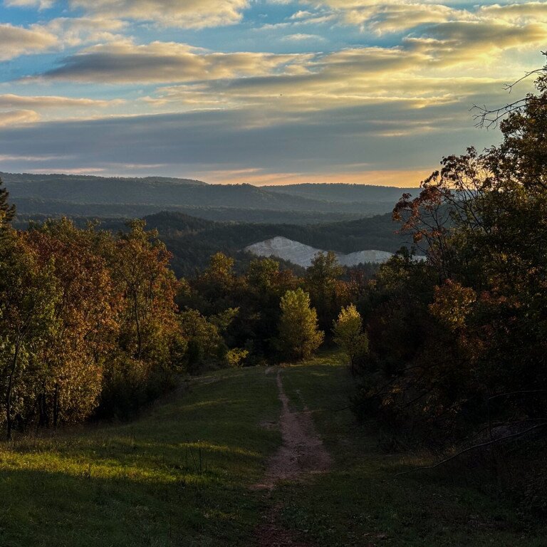 Cserszömörcés őszi túra a Zajnát-hegyek fenyvesében