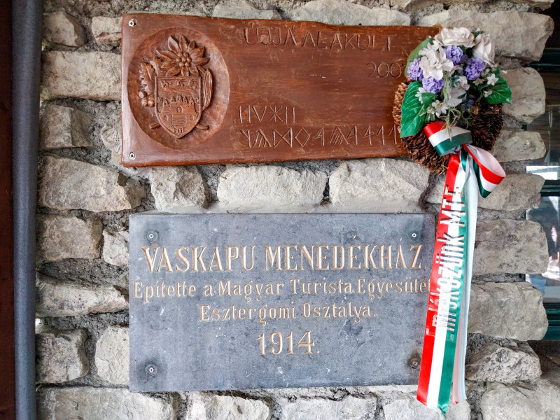7. emléktáblák a menedékház falán