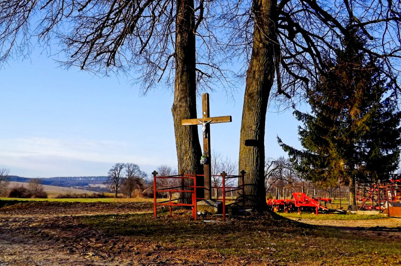 7-kereszt Tés határában