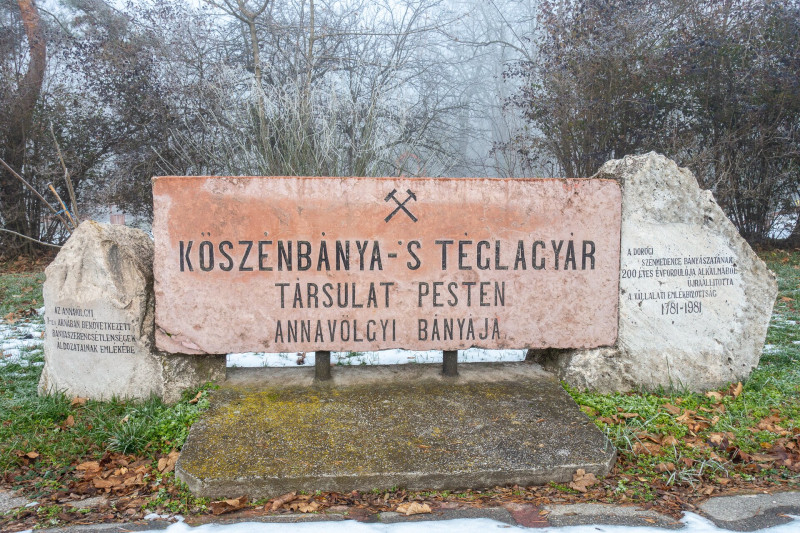 8 Annavölgy, kakuktelep, emlékmű (2)