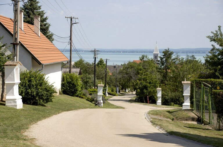 Gyalogszerrel a „Királynék városától” a Balatonig