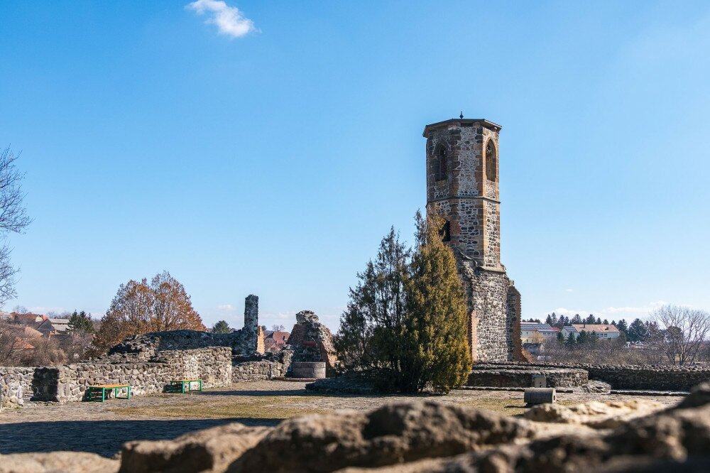 A belső udvar és a templom romjai a Kisnánai várban