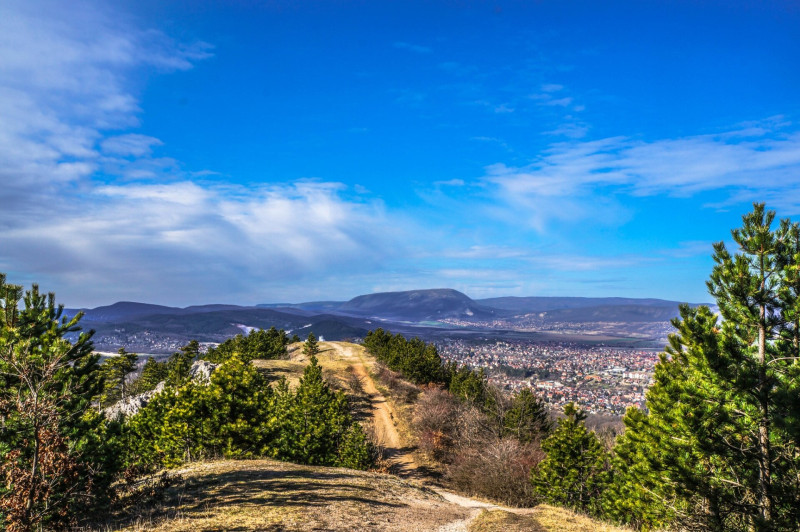 A bérc végéről nyílik meg a panoráma Sziklás-hegy