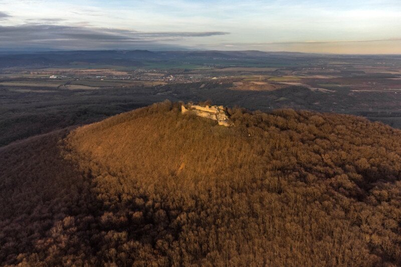 A Drégelyvár a nógrádi lankák fölött